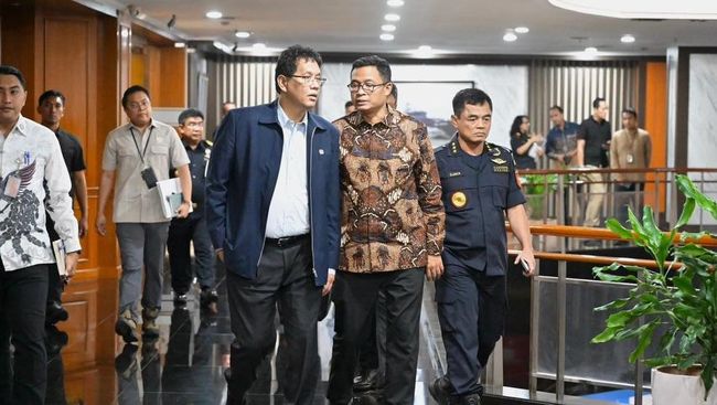 Purbaya Rapat dengan Dirjen Pajak dan Bea Cukai, Bahas Ancaman Besar Ini