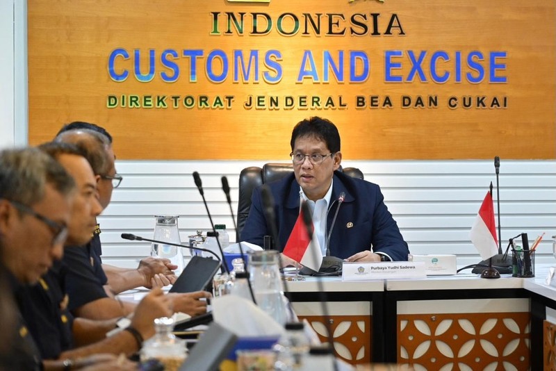 Menteri Keuangan (Menkeu), Purbaya Yudhi Sadewa saat melakukan kunjungan ke Kantor Bea Cukai di Jakarta, Selasa (9/12/2025). (Instagram/menkeuri)