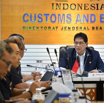 Potret Momen Purbaya Adakan Rapat di Kantor Bea Cukai, Ada Apa?