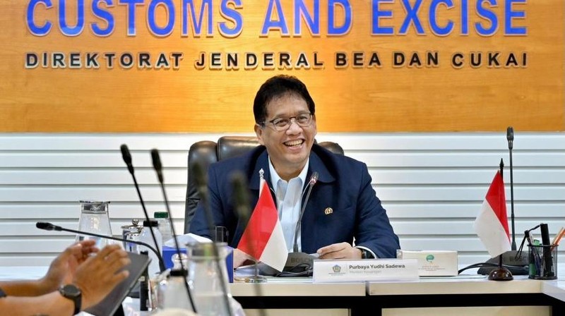 Menteri Keuangan (Menkeu), Purbaya Yudhi Sadewa saat melakukan kunjungan ke Kantor Bea Cukai di Jakarta, Selasa (9/12/2025). (Instagram/menkeuri)