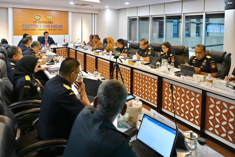 Menteri Keuangan (Menkeu), Purbaya Yudhi Sadewa saat melakukan kunjungan ke Kantor Bea Cukai di Jakarta, Selasa (9/12/2025). (Instagram/menkeuri)