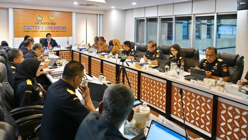 Menteri Keuangan (Menkeu), Purbaya Yudhi Sadewa saat melakukan kunjungan ke Kantor Bea Cukai di Jakarta, Selasa (9/12/2025). (Instagram/menkeuri)