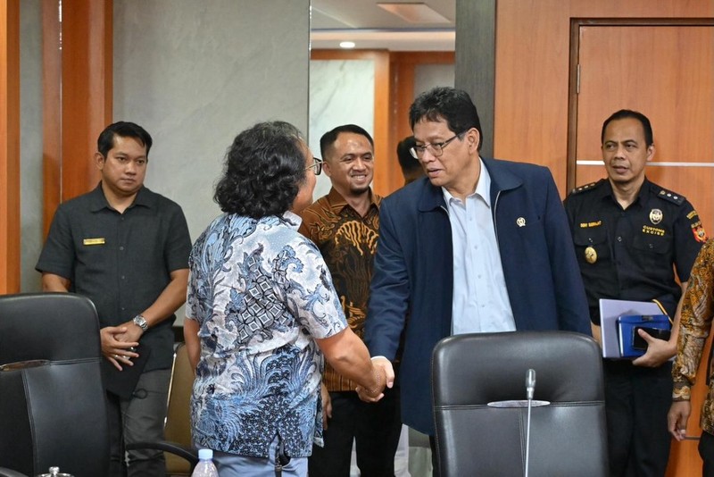 Menteri Keuangan (Menkeu), Purbaya Yudhi Sadewa saat melakukan kunjungan ke Kantor Bea Cukai di Jakarta, Selasa (9/12/2025). (Instagram/menkeuri)