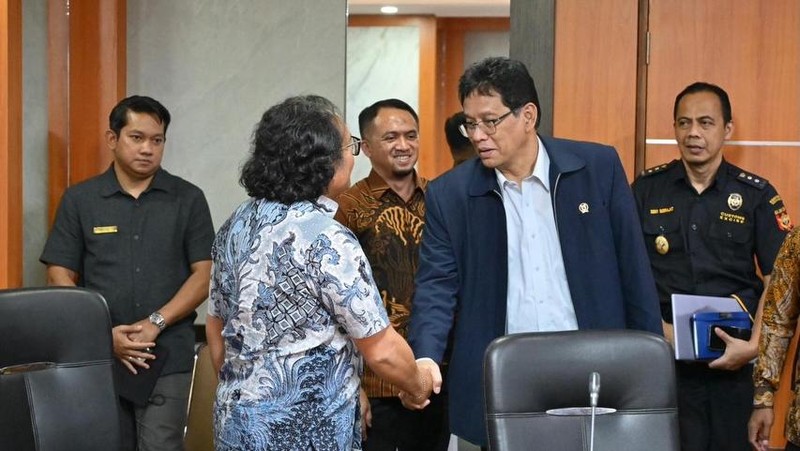 Menteri Keuangan (Menkeu), Purbaya Yudhi Sadewa saat melakukan kunjungan ke Kantor Bea Cukai di Jakarta, Selasa (9/12/2025). (Instagram/menkeuri)