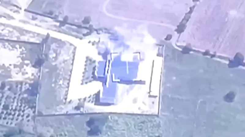 Militer Thailand mengonfirmasi telah melakukan operasi tembakan tank untuk menghancurkan sebuah kompleks di sisi perbatasan Kamboja pada Selasa. (Tangkapan Layar Video Reuters/Royal Thai Army Region 1)