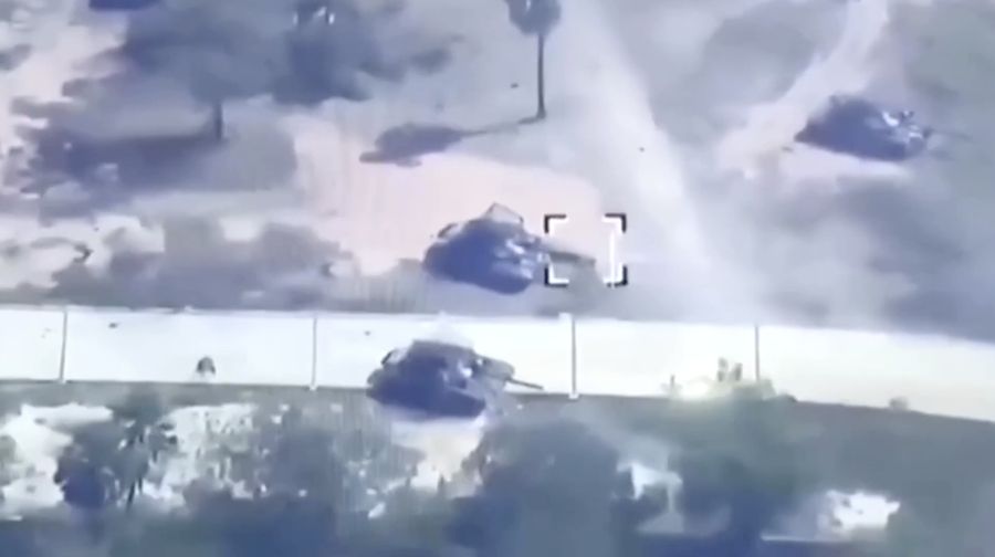 Militer Thailand mengonfirmasi telah melakukan operasi tembakan tank untuk menghancurkan sebuah kompleks di sisi perbatasan Kamboja pada Selasa. (Tangkapan Layar Video Reuters/Royal Thai Army Region 1)