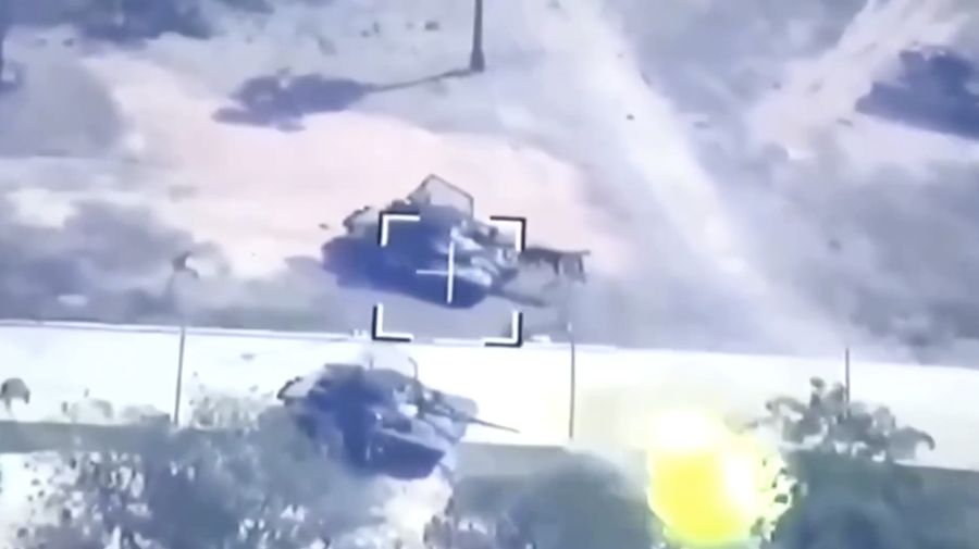Militer Thailand mengonfirmasi telah melakukan operasi tembakan tank untuk menghancurkan sebuah kompleks di sisi perbatasan Kamboja pada Selasa. (Tangkapan Layar Video Reuters/Royal Thai Army Region 1)