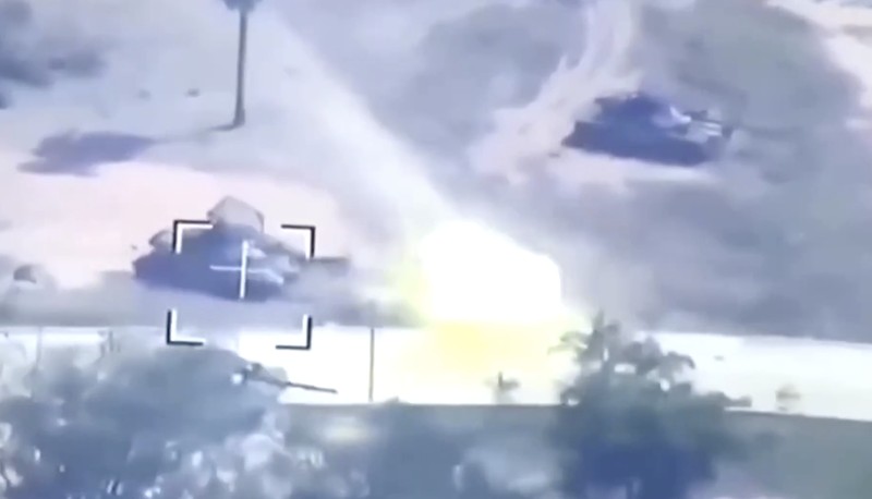 Militer Thailand mengonfirmasi telah melakukan operasi tembakan tank untuk menghancurkan sebuah kompleks di sisi perbatasan Kamboja pada Selasa. (Tangkapan Layar Video Reuters/Royal Thai Army Region 1)