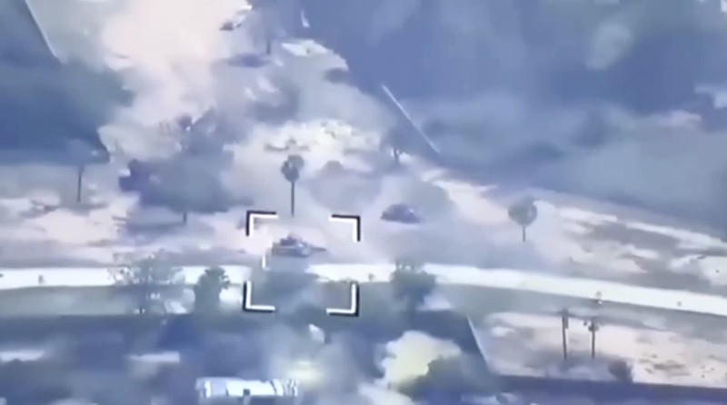 Militer Thailand mengonfirmasi telah melakukan operasi tembakan tank untuk menghancurkan sebuah kompleks di sisi perbatasan Kamboja pada Selasa. (Tangkapan Layar Video Reuters/Royal Thai Army Region 1)