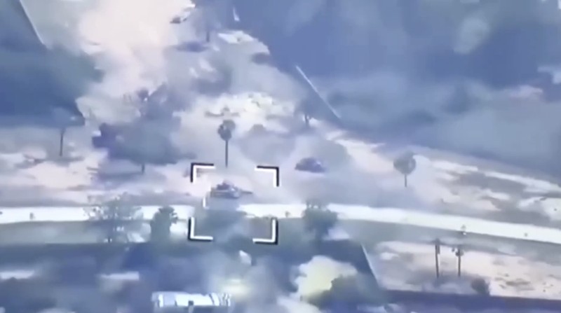 Militer Thailand mengonfirmasi telah melakukan operasi tembakan tank untuk menghancurkan sebuah kompleks di sisi perbatasan Kamboja pada Selasa. (Tangkapan Layar Video Reuters/Royal Thai Army Region 1)