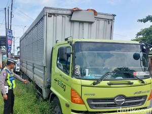 Pria Tanpa Identitas Tewas Terserempet Truk di Pantura Pekalongan