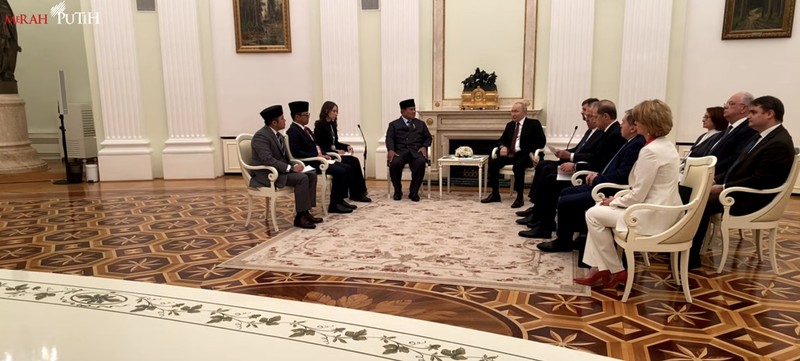 Presiden Rusia Vladimir Putin menghadiri pertemuan dengan Presiden Indonesia Prabowo Subianto di Kremlin, Moskow, Rusia, 10/12/2025. (Alexander Zemlianichenko/Pool via REUTERS)