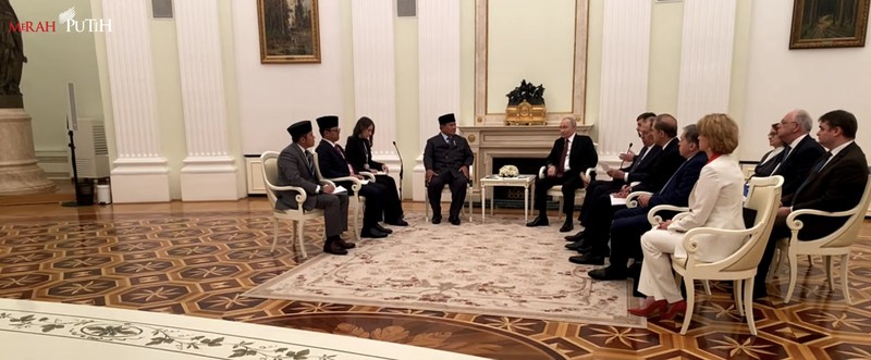 Presiden Rusia Vladimir Putin menghadiri pertemuan dengan Presiden Indonesia Prabowo Subianto di Kremlin, Moskow, Rusia, 10/12/2025. (Alexander Zemlianichenko/Pool via REUTERS)