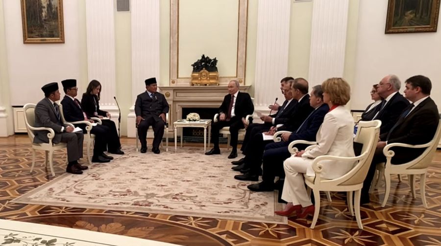 Presiden Rusia Vladimir Putin menghadiri pertemuan dengan Presiden Indonesia Prabowo Subianto di Kremlin, Moskow, Rusia, 10/12/2025. (Alexander Zemlianichenko/Pool via REUTERS)