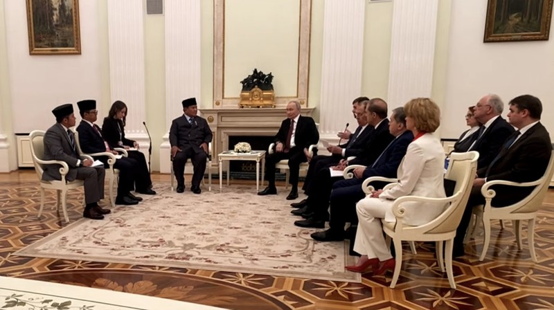 Presiden Rusia Vladimir Putin menghadiri pertemuan dengan Presiden Indonesia Prabowo Subianto di Kremlin, Moskow, Rusia, 10/12/2025. (Alexander Zemlianichenko/Pool via REUTERS)