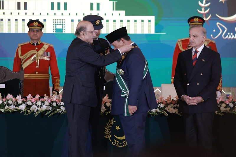 Presiden Republik Indonesia Prabowo Subianto menerima anugerah kehormatan tertinggi &ldquo;Nishan-e-Pakistan&rdquo; dari Presiden Pakistan Asif Ali Zardari dalam upacara resmi di Ruang Iqbal, Aiwan-e-Sadr, Selasa (9/12/2025). (Dok. Biro Pers Sekretariat Presiden)