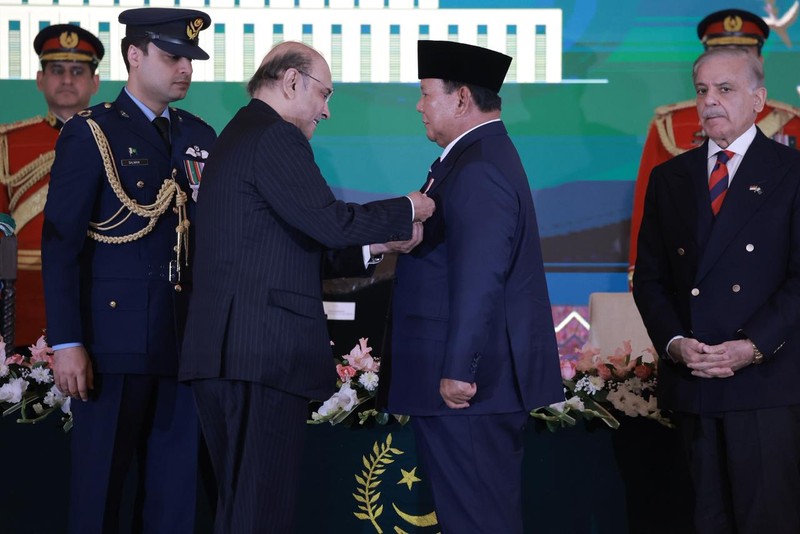 Presiden Republik Indonesia Prabowo Subianto menerima anugerah kehormatan tertinggi &ldquo;Nishan-e-Pakistan&rdquo; dari Presiden Pakistan Asif Ali Zardari dalam upacara resmi di Ruang Iqbal, Aiwan-e-Sadr, Selasa (9/12/2025). (Dok. Biro Pers Sekretariat Presiden)