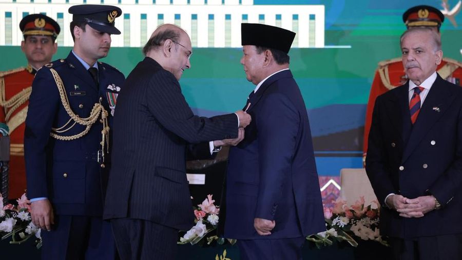 Presiden Republik Indonesia Prabowo Subianto menerima anugerah kehormatan tertinggi “Nishan-e-Pakistan” dari Presiden Pakistan Asif Ali Zardari dalam upacara resmi di Ruang Iqbal, Aiwan-e-Sadr, Selasa (9/12/2025). (Dok. Biro Pers Sekretariat Presiden)