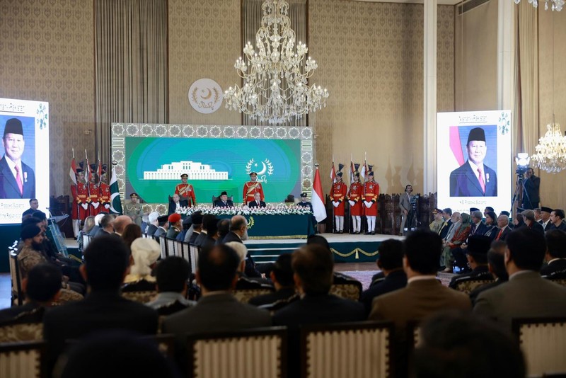 Presiden Republik Indonesia Prabowo Subianto menerima anugerah kehormatan tertinggi &ldquo;Nishan-e-Pakistan&rdquo; dari Presiden Pakistan Asif Ali Zardari dalam upacara resmi di Ruang Iqbal, Aiwan-e-Sadr, Selasa (9/12/2025). (Dok. Biro Pers Sekretariat Presiden)