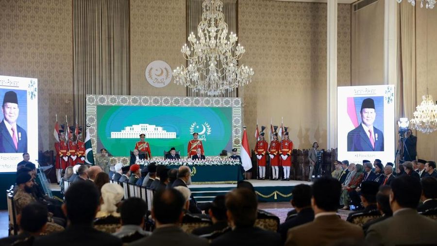 Presiden Republik Indonesia Prabowo Subianto menerima anugerah kehormatan tertinggi “Nishan-e-Pakistan” dari Presiden Pakistan Asif Ali Zardari dalam upacara resmi di Ruang Iqbal, Aiwan-e-Sadr, Selasa (9/12/2025). (Dok. Biro Pers Sekretariat Presiden)