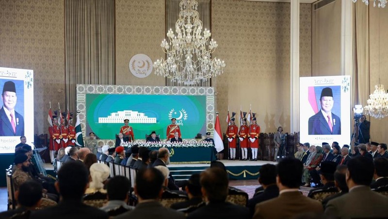 Presiden Republik Indonesia Prabowo Subianto menerima anugerah kehormatan tertinggi “Nishan-e-Pakistan” dari Presiden Pakistan Asif Ali Zardari dalam upacara resmi di Ruang Iqbal, Aiwan-e-Sadr, Selasa (9/12/2025). (Dok. Biro Pers Sekretariat Presiden)