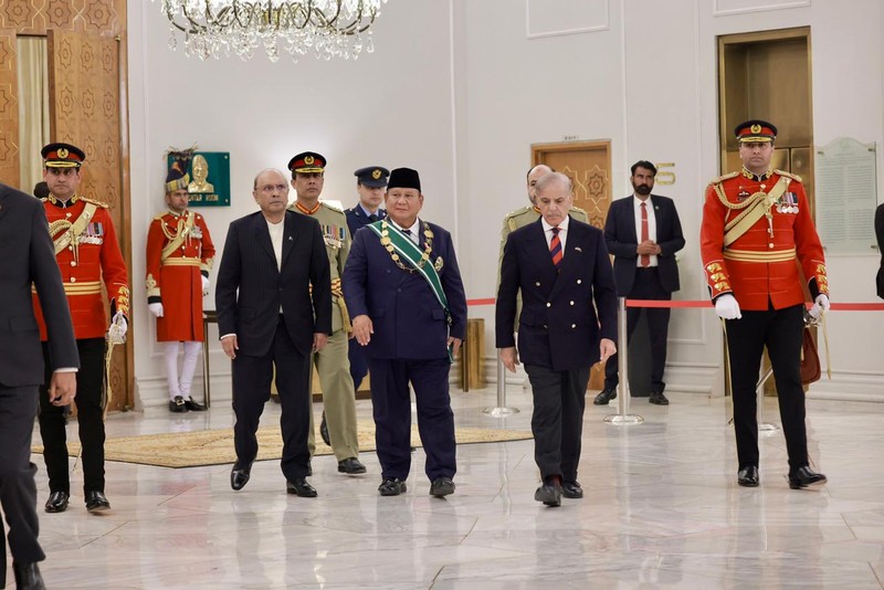 Presiden Republik Indonesia Prabowo Subianto menerima anugerah kehormatan tertinggi &ldquo;Nishan-e-Pakistan&rdquo; dari Presiden Pakistan Asif Ali Zardari dalam upacara resmi di Ruang Iqbal, Aiwan-e-Sadr, Selasa (9/12/2025). (Dok. Biro Pers Sekretariat Presiden)