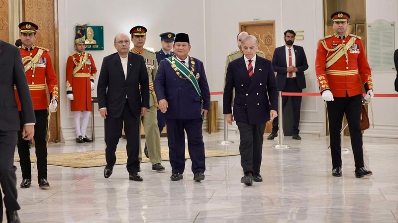 Presiden Republik Indonesia Prabowo Subianto menerima anugerah kehormatan tertinggi “Nishan-e-Pakistan” dari Presiden Pakistan Asif Ali Zardari dalam upacara resmi di Ruang Iqbal, Aiwan-e-Sadr, Selasa (9/12/2025). (Dok. Biro Pers Sekretariat Presiden)