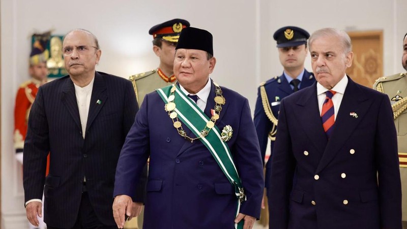 Presiden Republik Indonesia Prabowo Subianto menerima anugerah kehormatan tertinggi “Nishan-e-Pakistan” dari Presiden Pakistan Asif Ali Zardari dalam upacara resmi di Ruang Iqbal, Aiwan-e-Sadr, Selasa (9/12/2025). (Dok. Biro Pers Sekretariat Presiden)