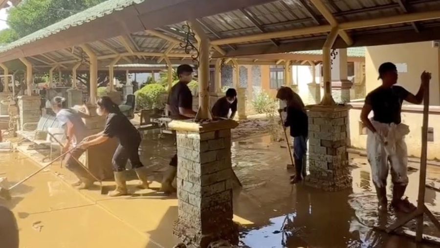 Relawan dari berbagai lapisan masyarakat bekerja sama bersama personel TNI membersihkan sisa-sisa lumpur dan air banjir, baik di dalam maupun di luar area, RSUD Aceh Tamiang. (Dokumentasi Badan Komunikasi Pemerintah)