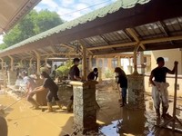 Kompak! Relawan & TNI Gotong Royong Bersihkan RSUD Aceh Tamiang