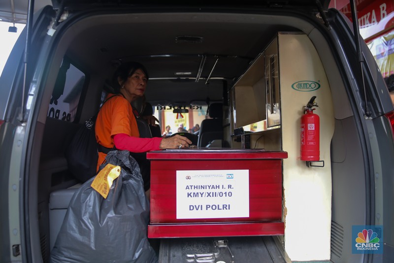 RS Polri Kramat Jati telah berhasil mengidentifikasi 10 dari 22 jasad korban kebakaran kantor Terra Drone. 
(CNBC Indonesia/Faisal Rahman)