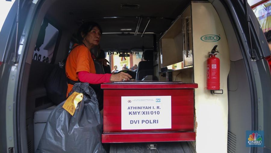 RS Polri Kramat Jati telah berhasil mengidentifikasi 10 dari 22 jasad korban kebakaran kantor Terra Drone. 
(CNBC Indonesia/Faisal Rahman)