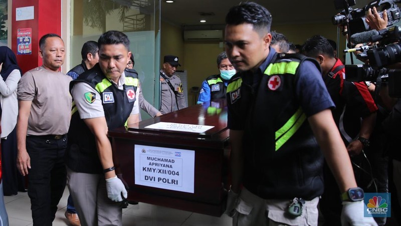 RS Polri Kramat Jati telah berhasil mengidentifikasi 10 dari 22 jasad korban kebakaran kantor Terra Drone. 
(CNBC Indonesia/Faisal Rahman)