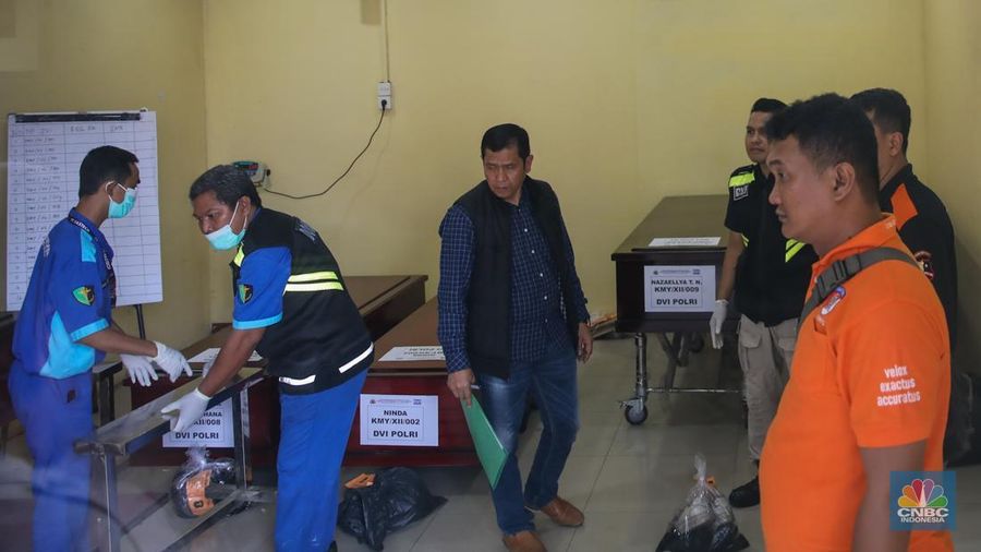 RS Polri Kramat Jati telah berhasil mengidentifikasi 10 dari 22 jasad korban kebakaran kantor Terra Drone. 
(CNBC Indonesia/Faisal Rahman)