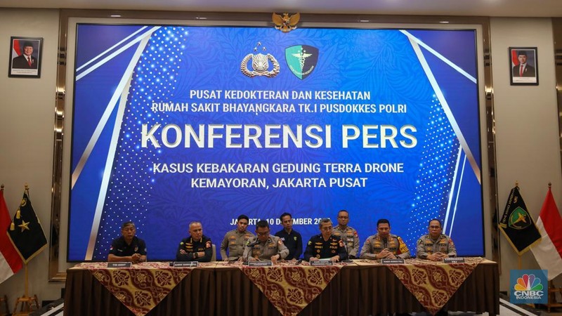 RS Polri Kramat Jati telah berhasil mengidentifikasi 10 dari 22 jasad korban kebakaran kantor Terra Drone. 
(CNBC Indonesia/Faisal Rahman)