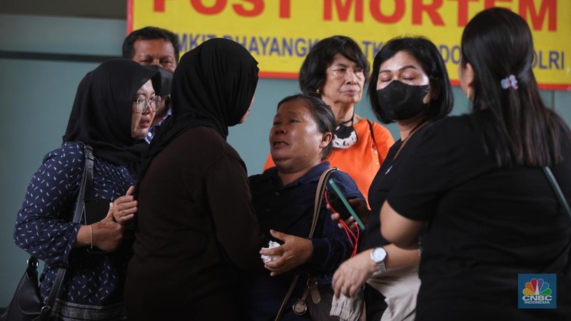 RS Polri Kramat Jati telah berhasil mengidentifikasi 10 dari 22 jasad korban kebakaran kantor Terra Drone. 
(CNBC Indonesia/Faisal Rahman)