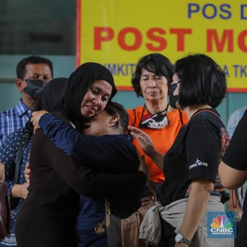 Potret Tangis Haru di Pemulangan Jenazah Korban Kebakaran Terra Drone