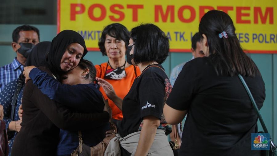 RS Polri Kramat Jati telah berhasil mengidentifikasi 10 dari 22 jasad korban kebakaran kantor Terra Drone. 
(CNBC Indonesia/Faisal Rahman)