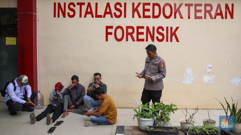 RS Polri Kramat Jati telah berhasil mengidentifikasi 10 dari 22 jasad korban kebakaran kantor Terra Drone. 
(CNBC Indonesia/Faisal Rahman)