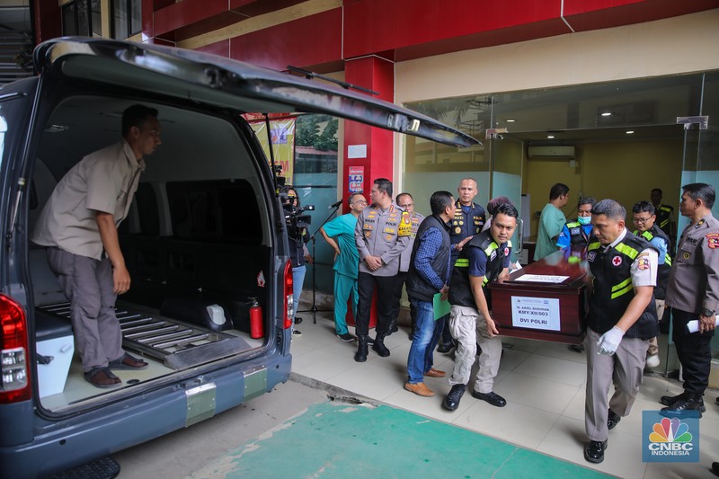RS Polri Kramat Jati telah berhasil mengidentifikasi 10 dari 22 jasad korban kebakaran kantor Terra Drone. 
(CNBC Indonesia/Faisal Rahman)