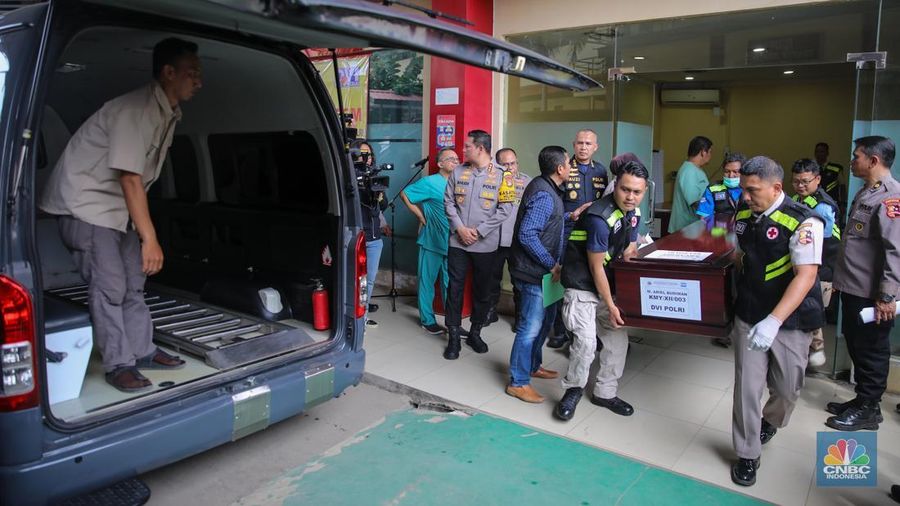 RS Polri Kramat Jati telah berhasil mengidentifikasi 10 dari 22 jasad korban kebakaran kantor Terra Drone. 
(CNBC Indonesia/Faisal Rahman)