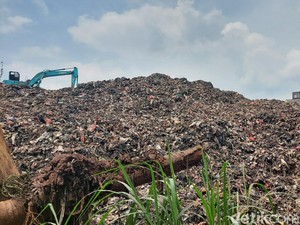 Mengerikan! Rumah Warga di Serpong Nyaris Terkubur Sampah TPA Cipeucang