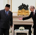 Momen Bercanda Prabowo ke Putin saat Undang Datang ke Indonesia