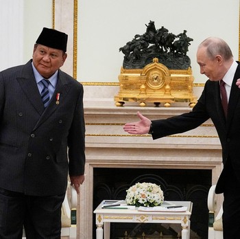 Momen Bercanda Prabowo ke Putin saat Undang Datang ke Indonesia
