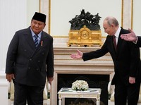 Momen Bercanda Prabowo ke Putin saat Undang Datang ke Indonesia