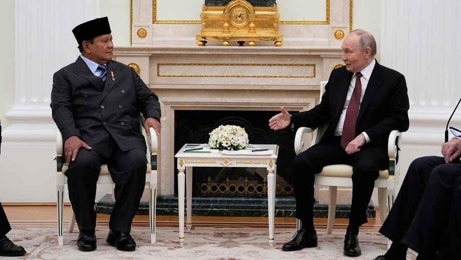 Presiden Rusia Vladimir Putin menghadiri pertemuan dengan Presiden Indonesia Prabowo Subianto di Kremlin, Moskow, Rusia, 10/12/2025. (Alexander Zemlianichenko/Pool via REUTERS)
