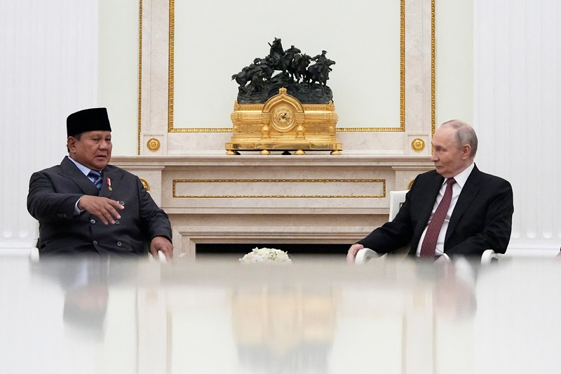 Presiden Rusia Vladimir Putin menghadiri pertemuan dengan Presiden Indonesia Prabowo Subianto di Kremlin, Moskow, Rusia, 10/12/2025. (Alexander Zemlianichenko/Pool via REUTERS)