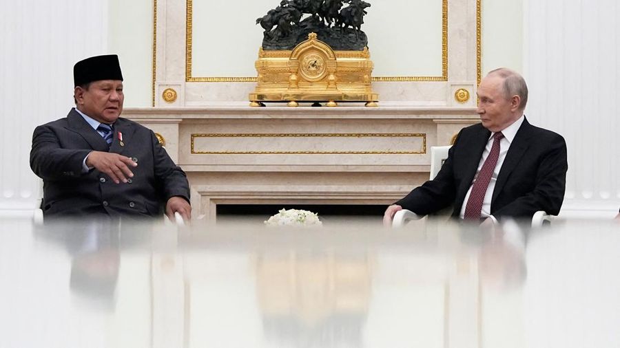 Presiden Rusia Vladimir Putin menghadiri pertemuan dengan Presiden Indonesia Prabowo Subianto di Kremlin, Moskow, Rusia, 10/12/2025. (Alexander Zemlianichenko/Pool via REUTERS)