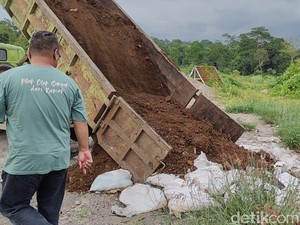 Bikin Resah! Karung Isi Limbah Ayam Dibuang di Jalanan Cepogo Boyolali
