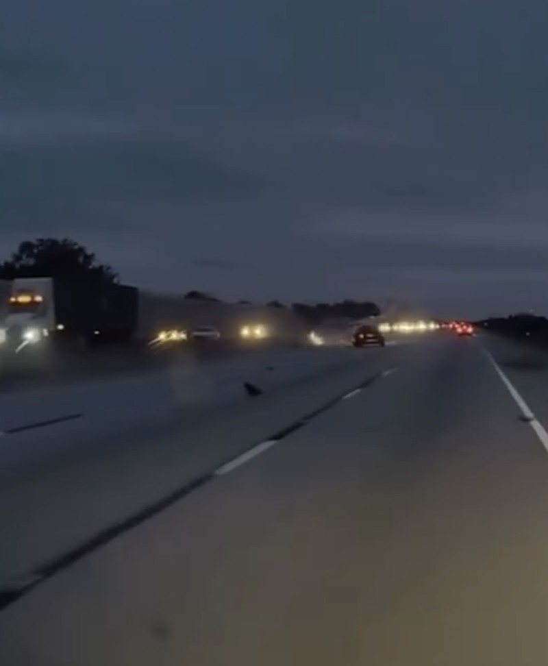 Sebuah pesawat kecil yang mengalami masalah mesin melakukan pendaratan darurat di atas sebuah mobil yang sedang bergerak di Jalan Raya Interstate-95 di Florida. ( Tangkapan Layar Instagram TRT Word/James Coffey)